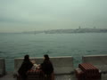 イスタンブルのボスホラス海峡を臨む素朴な屋外カフェで地元の人たちがくつろいでいます。