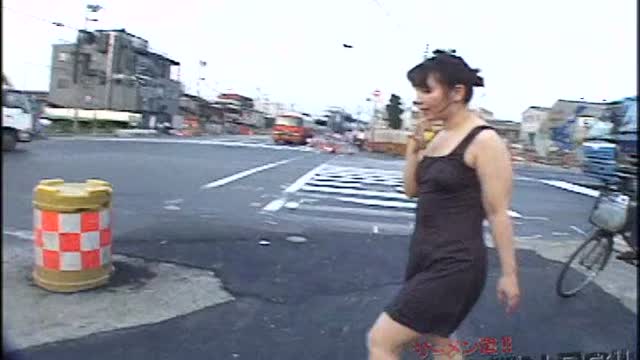 人妻ぶっかけ野外歩行