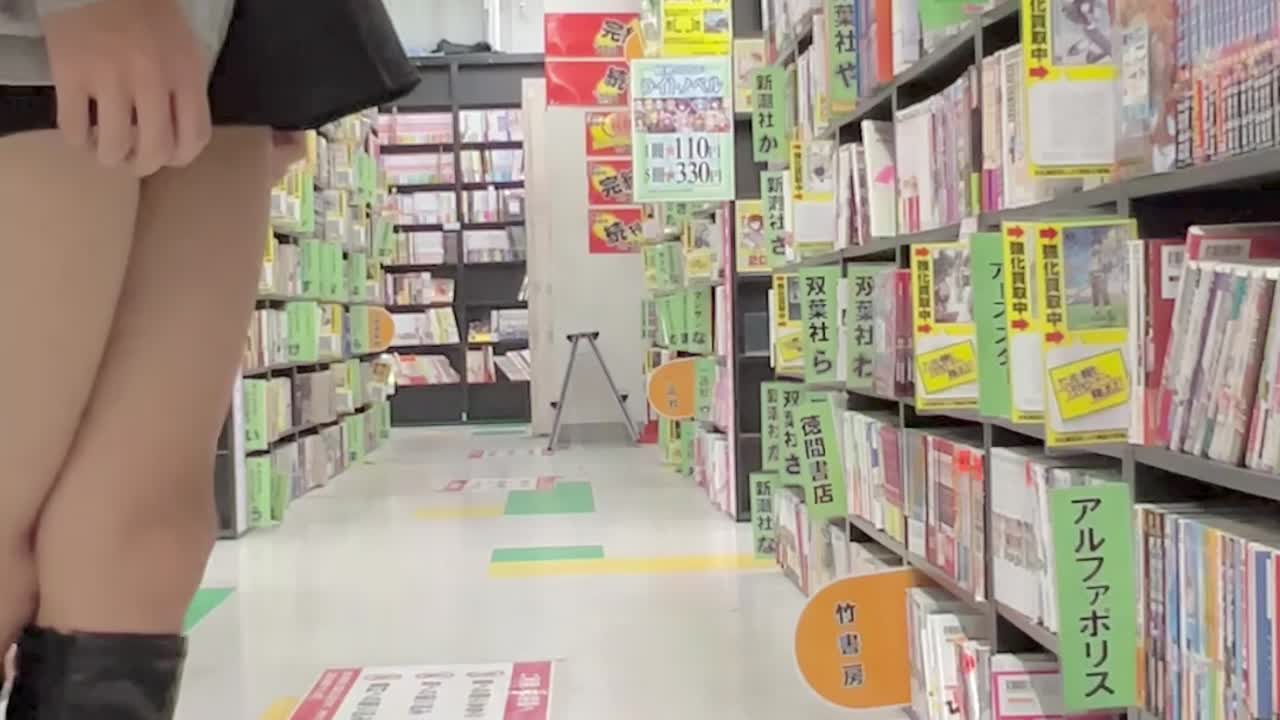 【女装露出】リサイクルショップの本コーナーでプチ露出